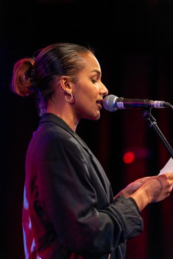 Poesie von und für Känäcks: Unsere Worte, Unsere Welt Ein Poetry Slam Abend 